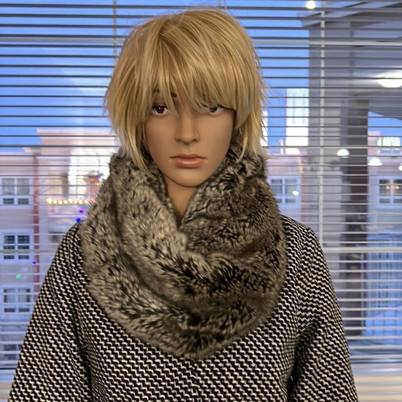 Grey Wolf Circle Faux Fur Scarf from Indigo - Picture 2 of 11